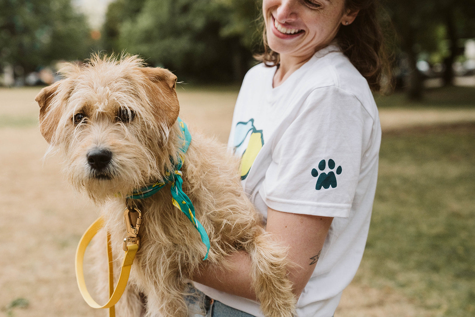 Guy wearing mutt dog hat and mug