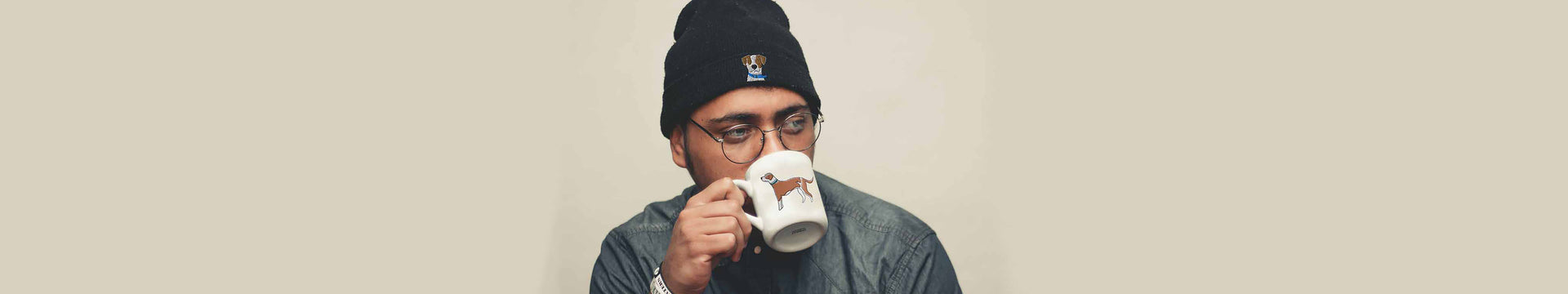 Guy wearing mutt dog hat and mug